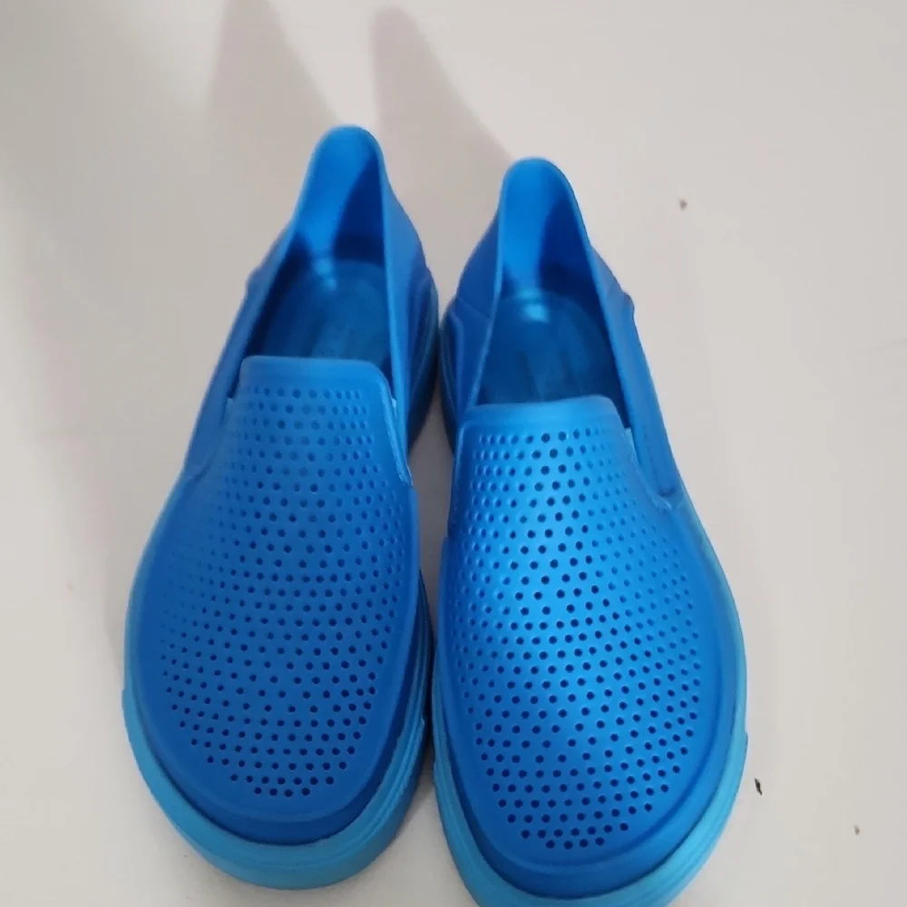 Crocs Iconic Comfort Shoes Size 1 Kids Water Shoes Blue Slip On Beach